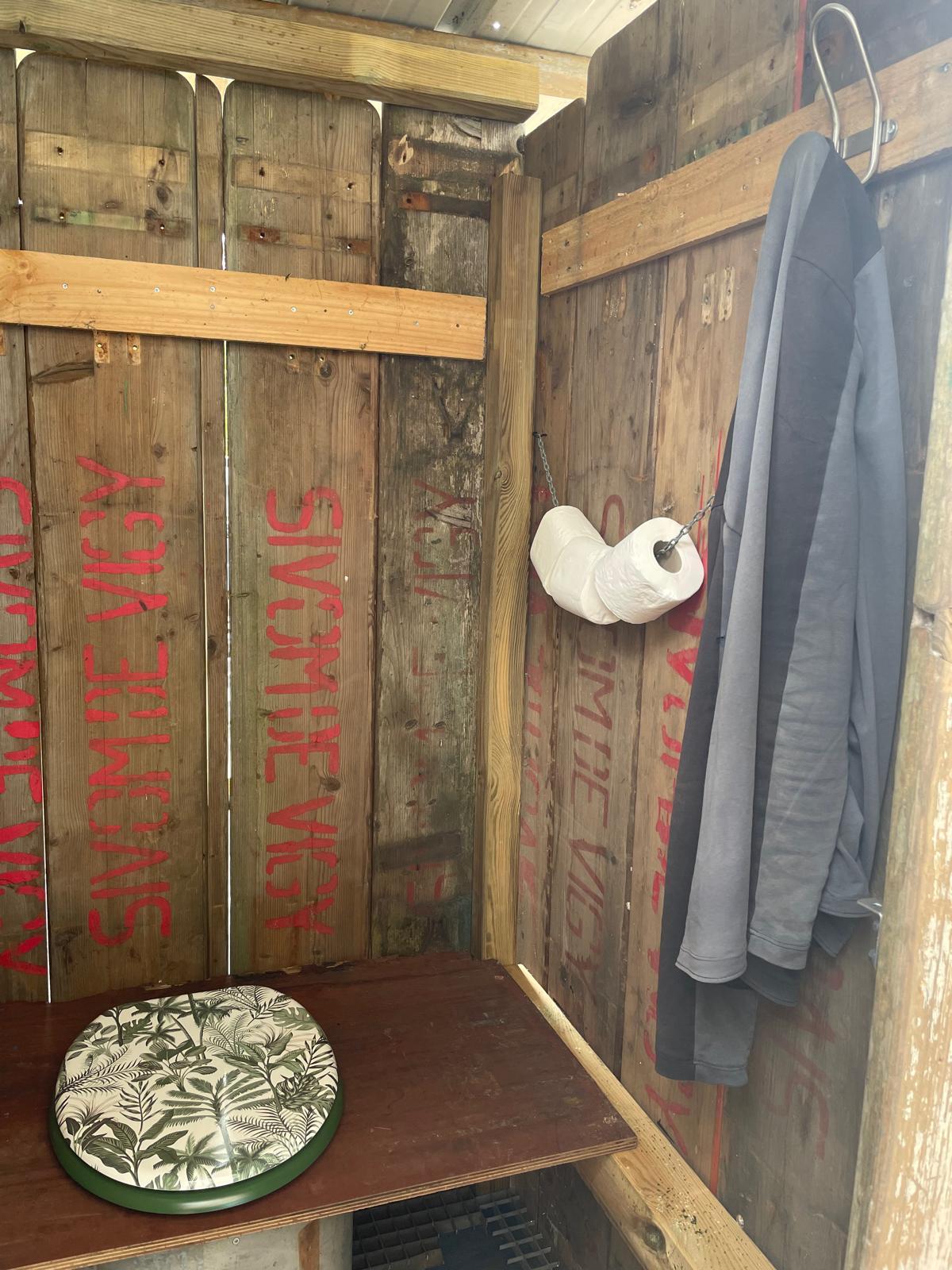Toilettes sèches tout confort - Réalisation artisanale made in Comité des fêtes et municipalité de Saint-Hubert