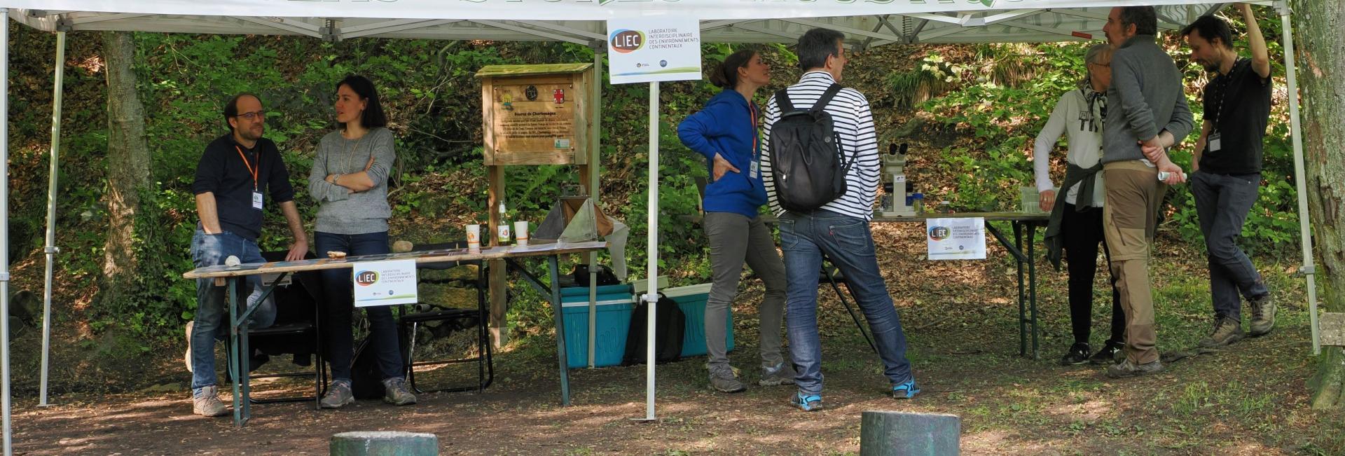 LIEC - Laëtitia, Sophie, Anatole et Christophe et leur stand sur les amphibiens et vertébrés d'eau douce