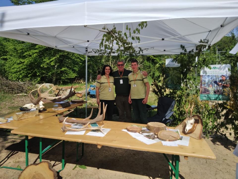 ONF - Amélie, Ornella, Sylvie, Dominique et Tom et leur stand sur les arbres et les forêts